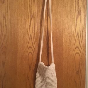 Crossbody crochet cream colored shoulder bag.